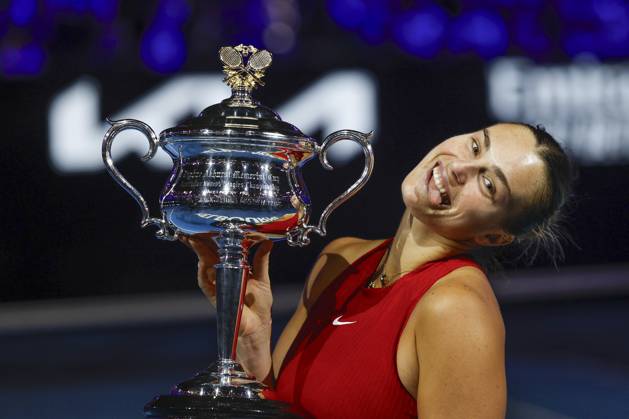 Bilder des Jahres 2024, Sport 01 Januar Sport Themen der Woche KW04 Aryna Sabalenka haelt den Pokal, Trophäe, Damen Einzel, Siegerehrung, Praesentation, Australian Open 2024, Melbourne Park, Melbourne, Victoria, Australia. Copyright: xJuergenxHasenkopfx