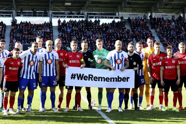 Bilder des Jahres 2024, Sport 01 Januar Sport Themen der Woche KW04 27.01.2024, xavx, Fussball 2.Bundesliga, SV Wehen Wiesbaden - Hertha BSC Berlin emspor, v.l. Spieler beider Mannschaften mit einem Banner mit der Aufschrift WeRemember im Gedenken an die Opfer des Nationalsozialismus (DFL DFB REGULATIONS PROHIBIT ANY USE OF PHOTOGRAPHS as IMAGE SEQUENCES and or QUASI-VIDEO) Wiesbaden