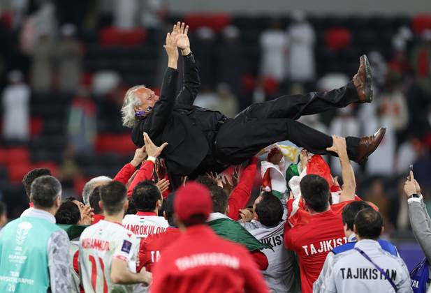 Bilder des Jahres 2024, Sport 01 Januar Sport Themen der Woche KW04 Sport Bilder des Tages (240129) -- DOHA, Jan. 29, 2024 -- Petar Segrt (top), head coach of Tajikistan, is thrown in the air by his players after winning the round of 16 match between Tajikistan and the United Arab Emirates at AFC Asian Cup Qatar 2023 in Doha, Qatar, Jan. 28, 2024. ) (SP)QATAR-DOHA-FOOTBALL-AFC ASIAN CUP-TAJIKISTAN VS UAE JiaxHaocheng 