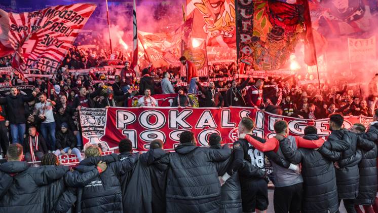Bilder des Jahres 2024, Sport 01 Januar Sport Themen der Woche KW05 Sport Bilder des Tages Die Mannschaft feiert ausgelassen mit den Fans den Sieg. Endstand: 1:3, Hertha BSC - 1. FC Kaiserslautern, DFB-Pokal, 4. Runde, Viertelfinale, Fussball, DFB Pokal Viertelfinale, Bundesliga, Spielzeit 2023 2024, Olympia - Stadion Berlin, DFB DFL REGULATIONS PROHIBIT ANY USE OF PHOTOGRAPHS AS IMAGE SEQUENCES AND OR QUASI-VIDEO, 31.01. 2024, Foto: HMB Media Uwe Koch Copyright: HMBxMedia UwexKoch
