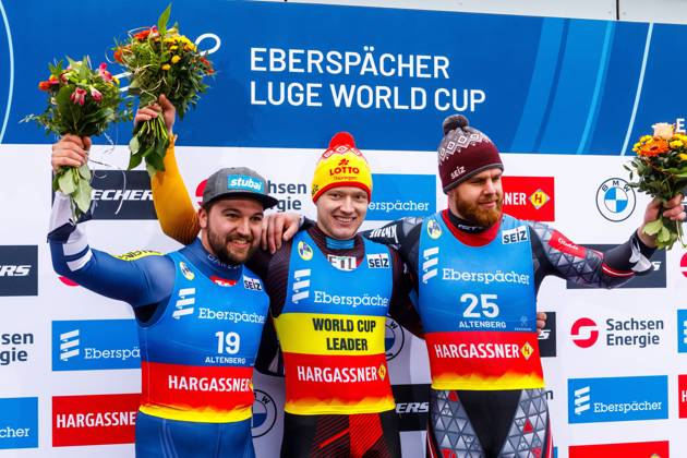Bilder des Jahres 2024, Sport 02 Feburar Sport Themen der Woche KW05 Sport Bilder des Tages Rodel-Weltcup Altenberg 2024 DEU Deutschland Sachsen Altenberg, 03.02.2024, Eberspaecher Rodel-Weltcup in Altenberg, SachsenEnergie-Eiskanal, Doppelsitzer Herren, Flower Ceremony, Podium: Sieger Max Langenhan (GER, Mitte), David Gleirscher (AUT, links, Platz 2) und Kristers Aparjods (LAT, rechts, Platz 3).