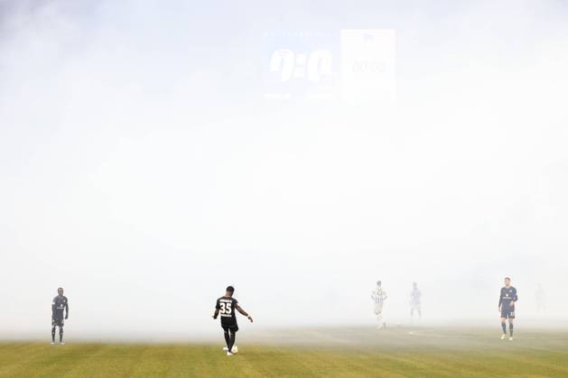 Bilder des Jahres 2024, Sport 02 Feburar Sport Themen der Woche KW05 Sport Bilder des Tages DEU, DFL, 2. FBL, Hertha BSC vs. Hamburger SV, 03.02.2024, Berliner Olympiastadion, Berlin, DEU, DFL, 2. FBL, Hertha BSC vs. Hamburger SV, im Bild Hamburger-Fanblock, Pyro DFL - regulations prohibit any use of Photographs as image sequences and or quasi-video Foto: Juergen Engler nordphoto GmbH
