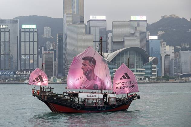 Bilder des Jahres 2024, Sport 02 Feburar Sport Themen der Woche KW05 HONG KONG, CHINA - FEBRUARY 03: A sailing ship bearing a portrait of Inter Miami CF s Argentine forward Lionel Messi sails across the Victoria Harbour on February 3, 2024 in Hong Kong, China. A friendly football match between Hong Kong Team and Inter Miami CF will be held in Hong Kong on February 4.  Copyright: xVCGx 111478045563