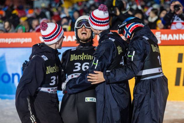 Bilder des Jahres 2024, Sport 02 Feburar Sport Themen der Woche KW05 1. Platz: Johann Andre FORFANG (Norwegen) freut sich mit seinen Teamkollegen, Men Large Hill Individual, Weltcup Skispringen Herren Training Mühlenkopfschanze, 03. Februar 2024, Willingen (Upland) Hessen Deutschland, Nutzungshinweis: EIBNER-PRESSEFOTO Tel: 0172 837 4655 Weltcup Skispringen Willingen Deutschland am 03. Februar 2024 Willingen (Upland) Copyright: xSocher xEibner-Pressefotox EP_kso