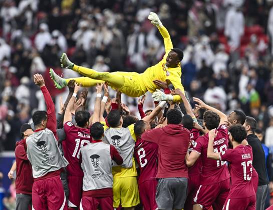 Bilder des Jahres 2024, Sport 02 Feburar Sport Themen der Woche KW05 Qatar v Uzbekistan: Quarter Final - AFC Asian Cup Qatar players are celebrating by throwing Meshaal Barsham of Qatar in the air after their team won the penalty shoot-out in the AFC Asian Cup 2023 Quarter-Final match between Qatar and Uzbekistan at Al Bayt Stadium in Al Khor, Qatar, on February 3, 2023. DOHA Qatar  Copyright: xNoushadxThekkayilx originalFilename:varittyakkal-qatarvuz240204_npN2s.jpg