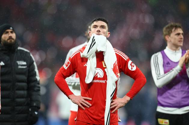 Bilder des Jahres 2024, Sport 02 Feburar Sport Themen der Woche KW05 04.02.2024, xtgx, Fussball 1. Bundesliga, RB Leipzig - 1. FC Union Berlin emspor, v.l. Robin Gosens (Union Berlin, 6) enttaeuscht, enttäuscht, schaut enttaeuscht, niedergeschlagen, disappointed (DFL DFB REGULATIONS PROHIBIT ANY USE OF PHOTOGRAPHS as IMAGE SEQUENCES and or QUASI-VIDEO) Leipzig