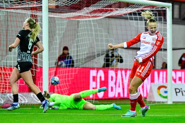 Bilder des Jahres 2024, Sport 02 Feburar Sport Themen der Woche KW06 Sport Bilder des Tages v.li.: Anne Karich (Freiburg, 6) Sydney Lohmann (FC Bayern München, FCB, 12) geschlagen, Lea Schüller (FC Bayern München, FCB, 11) mit Torjubel, Jubel, Torjubel, Torerfolg, celebrate the goal, goal, celebration, Jubel ueber das Tor zum 2:0 durch Lea Schüller (FC Bayern München, FCB, 11), optimistisch, Action, Aktion, 05.02.2024, München (Deutschland), Fussball, Google Pixel Frauen-Bundesliga, FC Bayern München - SC Freiburg, DFB DFL REGULATIONS PROHIBIT ANY USE OF PHOTOGRAPHS AS IMAGE SEQUENCES AND OR QUASI-VIDEO.