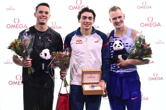 Bilder des Jahres 2024, Sport 02 Feburar Sport Themen der Woche KW06 Sport Bilder des Tages STOCKHOLM 20240206 KC Lightfoot (USA) in second place, Armand Duplantis (SWE) in first place and Sam Kendricks (USA) in third place during the Mondo Classic pole vault event at the IFU arena in Uppsala, Sweden, on February 06, 2023. STOCKHOLM Sweden x10030x