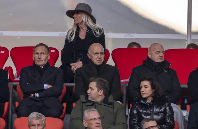 19.01.2024, Fussball 1. Bundesliga 2023 2024, FC Bayern München, Gedenkfeier für Franz Beckenbauer, in der Allianz-Arena München. v.li: Geschäftsführer Hans-Joachim Watzke (Borussia Dortmund), DFB Präsident Bernd Neuendorf (Deutschland), UEFA-Präsident Gianni Infantino, mitte unten: Lars Klingbeil (SPD).