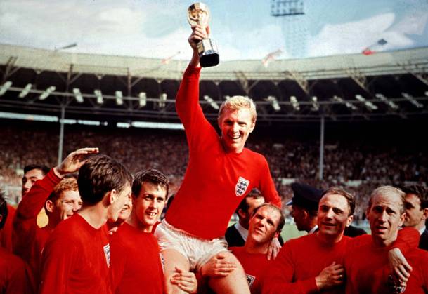 Onderwerp Subject: England - Germany (4-2) World Cup Final 1966 Reklame: Club Team Country: England Seizoen Season: 1965 1966 1966 1967 FOTO PHOTO: England s Bobby MOORE celebrating with the trophy and his team Trefwoorden Keywords: 02 $10 ±1164891446737 LONDON ENG Content not available for redistribution in The Netherlands directly or indirectly through any third parties. Copyright: xBSRxAgencyx 661020788 EDITORIAL USE ONLY