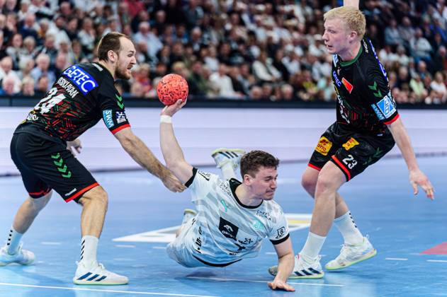 Bilder des Jahres 2024, Sport 02 Feburar Sport Themen der Woche KW06 Sport Bilder des Tages Wurf Tor Elias Ellefsen a Skipagotu (THW Kiel, 71), Chrstian O Sullivan (SC Magdeburg, 24), Magnus Saugstrup (SC Magdeburg, 23) GER, THW Kiel vs. SC Magdeburg, Handball, Bundesliga, Spieltag 21, Saison 2023 2024, 07.02.2024 GER, THW Kiel vs. SC Magdeburg, Handball, Bundesliga, Spieltag 21, Saison 2023 2024, 07.02.2024 Kiel Copyright: xEibnerxPressefoto MarcelxvonxFehrnx EP_MFN