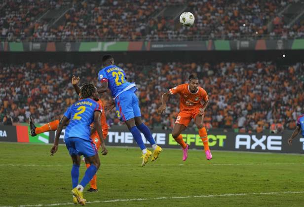 Bilder des Jahres 2024, Sport 02 Feburar February 07 2024: Sebastien Romain Teddy Haller (Ivory Coast) heads during a African Cup of Nations - Semifinal game, Ivory Coast vs DR Congo, at Alassane Ouattara Stadium, Abidjan, Ivory Coast. CSM Abidjan Ivory Coast - ZUMAc04_ 20240207_zma_c04_011 Copyright: xKimxPricex