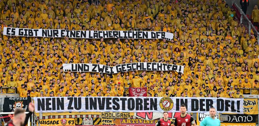 Bilder des Jahres 2024, Sport 02 Feburar 04.02.2024 - Fussball - Saison 2023 2024 - 3. Fussball - Liga - 24. Spieltag: FC Ingolstadt 04 FCI ( Schanzer ) - SG Dynamo Dresden SGD - Sportfoto Zink - xwoxzix - Regulations prohibit any use of photographs as image sequences and or quasi-video - only for editorial use - Spruchband Banner Dynamo Fans Fanblock - Es gibt nur einen lächelichen DFB ... und zwei Geschlechter ! Nein zu Investoren in der DFL