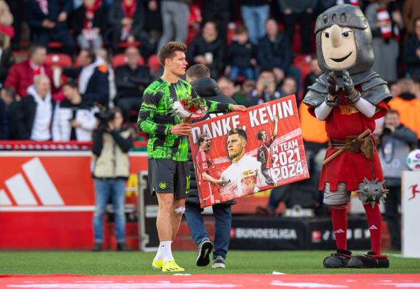 Bilder des Jahres 2024, Sport 02 Feburar Sport Themen der Woche KW06 Fussball, Herren, Saison 2023 2024, 1. Bundesliga (21. Spieltag), 1. FC Union Berlin - VfL Wolfsburg, Kevin Behrens (VfL Wolfsburg) wurde vor Anpfiff offiziell von Union verabschiedet, 10.02.2024, Copyright: xSebastianxRäppold MatthiasxKochx