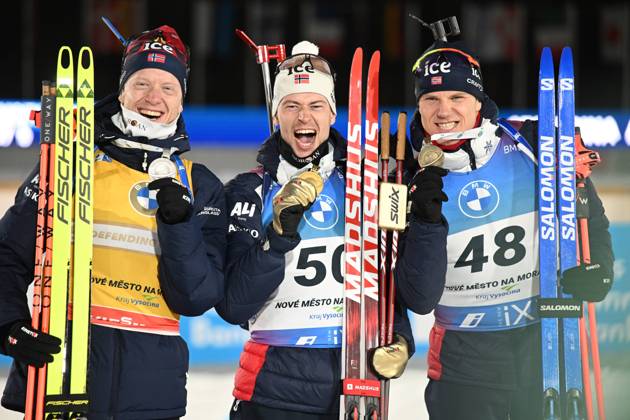 Bilder des Jahres 2024, Sport 02 Feburar Sport Themen der Woche KW06 Sport Bilder des Tages NOVE MESTO NA MORAVE, TJECKIEN 20240210 Segraren Sturla Holm Laegreid (mitten) som vann före tvaan Johannes Thingnes Bo (tv) och trean Vetle Sjastad Christiansen, alla fran Norge, med medaljerna efter herrarnas sprint 10 km under skidskytte-VM i Tjeckien.