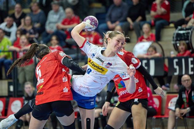 Bilder des Jahres 2024, Sport 02 Feburar Sport Themen der Woche KW06 Edita Nukovic (Halle, 5), Nieke Kuehne (Blomberg, 9), Janne-Lotta Woch (Halle, 6), SV Union Halle-Neustadt Wildcats vs. HSG Blomberg-Lippe, Handball, Frauen, 1. Bundesliga, 2023 24, 15. Spieltag, 10.02.2024, Halle SWH Arena Sachsen-Anhalt Deutschland
