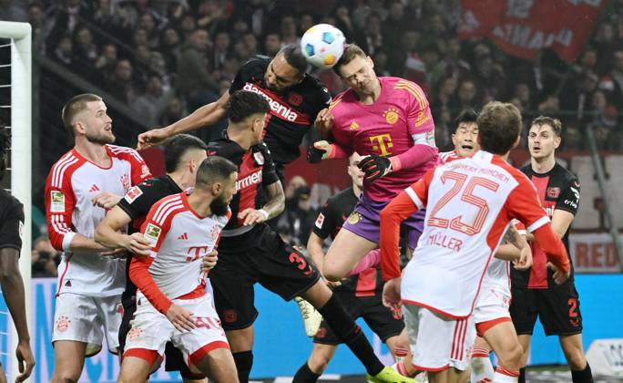 Bilder des Jahres 2024, Sport 02 Feburar Sport Themen der Woche KW06 Sport Bilder des Tages Kopfballduell Jonathan Tah (Bayer 04 Leverkusen), li., gegen Torwart Manuel Neuer (Bayern Muenchen), danach fällt das 3:0 10.02.2024, Fussball Saison 2023 2024, 1. Bundesliga, 21. Spieltag, Bayer 04 Leverkusen - FC Bayern München Leverkusen BayArena Nordrhein Westfalen Deutschland