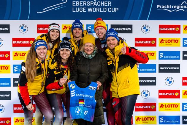 Bilder des Jahres 2024, Sport 02 Feburar Sport Themen der Woche KW06 Sport Bilder des Tages 11.02.2024, GER, Rodeln Rennrodeln, Frauen Maenner, Weltcup, Saison 2023 2024, 6. EBERSPAECHER Rodelweltcup Teamstaffel Im Bild zu sehen Fraebel, Merle Orlamuender, Hannes Gubitz, Paul Constantin Langenhan, Max Degenhardt, Jessica Rosenthal, Cheyenne gemeinsam bei der Siegerehrung mit Nancy Faeser 98559 Oberhof LOTTO Thüringen ARENA am Rennst Thüringen Deutschland