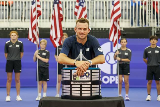 Bilder des Jahres 2024, Sport 02 Feburar Sport Themen der Woche KW06 Sport Bilder des Tages DALLAS, TX - FEBRUARY 11: Tommy Paul (USA) poses with the trophy after winning the Dallas Open on February 11, 2024 at Styslinger Altec Tennis Complex in Dallas, TX. (Photo by George Walker Icon Sportswire) TENNIS: FEB 11 Dallas Open EDITORIAL USE ONLY Icon24021119