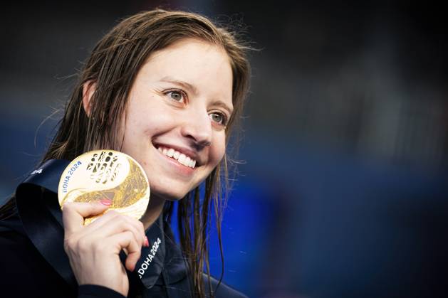 Bilder des Jahres 2024, Sport 02 Feburar Sport Themen der Woche KW07 Kate Douglass of United States of America shows the gold medal after competing in the swimming women s 200m individual medley final during the 21st World Aquatics Championships at the Aspire Dome in Doha (Qatar), February 12, 2024. GiorgioXPerottino
