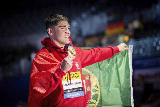Bilder des Jahres 2024, Sport 02 Feburar Sport Themen der Woche KW07 Diogo Matos Ribeiro of Portugal shows the gold medal after competing in the swimming men s 50m butterfly final during the 21st World Aquatics Championships at the Aspire Dome in Doha (Qatar), February 12, 2024. GiorgioXPerottino