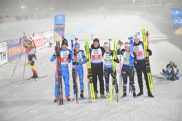 Bilder des Jahres 2024, Sport 02 Feburar Sport Themen der Woche KW07 Sport Bilder des Tages NOVE MESTO NA MORAVE, TJECKIEN 20240215 Frankrikes Quentin Fillon Maillet och Lou Jeanmonnot, mitten, vinner Italiens Tommaso Giacomel och Lisa Vittozzi , tv, kom pa andra plats och Norges Johannes Thingnes Boe och Ingrid Landmark Tandrevold kom ap tredje plats i kvällens singelmixedstafett under skidskytte-VM i Tjeckien.