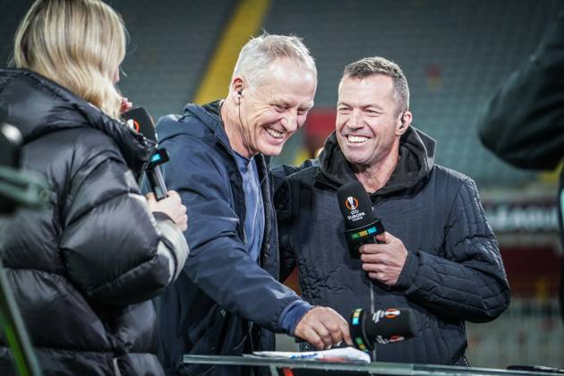 Fußball: UEFA Europa League 2023 2024, k.-o.-Runden-Play-offs, RC Lens - SC Freiburg, Stadion Bollaert-Delelis (Lens): TV Fussball-Experte Lothar Matthäus mit Freiburgs Trainer Christian Streich Lens Bollaert-Delelis Stadium Frankreich Copyright: xJoeranxSteinsiekx