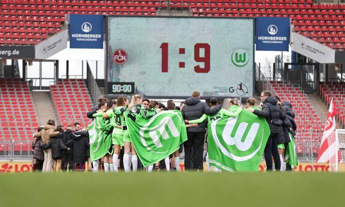 Bilder des Jahres 2024, Sport 02 Feburar Sport Themen der Woche KW07 17.02.2024 - Fussball - Saison 2023 2024 - 1. Frauen - Fussball - Bundesliga - 14. Spieltag: 1. FC Nürnberg FCN ( Club ) - VfL Wolfsburg - Sportfoto Zink DaMa - xdaxmax - Mannschaft Team des VfL Wolfsburg mit Mannschaftskreis Teamkreis nach Spielende - Hintergrund Anzeigentafel mit Endstand 1:9 für den VfL