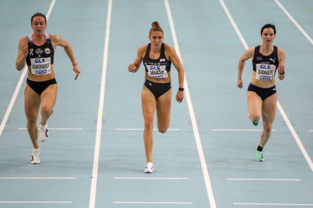 Bilder des Jahres 2024, Sport 02 Feburar Sport Themen der Woche KW07 Leichtathletik Deutsche Meisterschaft 2024 Rebekka Haase (Sprintteam Wetzlar, mitte) - 60 Meter Sprint Vom 16. Februar bis 18. Februar 2024 findet in der QUARTERBACK Immobilien ARENA in Leipzig die 71. Deutsche Leichtathletik-Hallenmeisterschaften statt. Seit 2003 wurden in der Arena Leipzig bereits zehnmal die Deutschen Hallenmeister ermittelt. Leipzig Sachsen Deutschland Copyright: xEHLxMedia BjörnxStachx 240217_hallen-dm-leipzig-60m-damen_3
