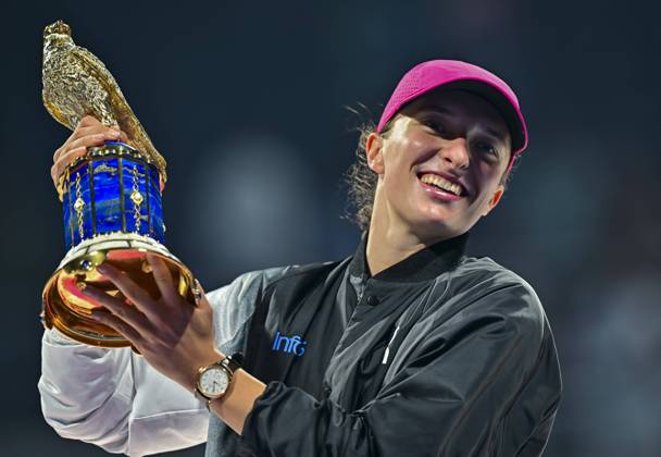 Bilder des Jahres 2024, Sport 02 Feburar Sport Themen der Woche KW07 Qatar TotalEnergies Open - Day 7 Iga Swiatek of Poland is posing with the trophy after winning the WTA, Tennis Damen 1000-Qatar TotalEnergies Open tennis tournament final against Elena Rybakina of Kazakhstan at the Khalifa International Tennis Complex in Doha, Qatar, on February 17, 2024. DOHA Qatar  Copyright: xNoushadxThekkayilx originalFilename:varittyakkal-qatartot240218_np8xu.jpg