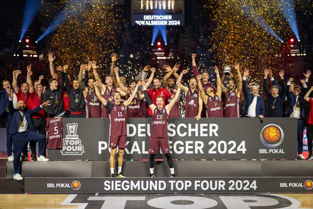 Bilder des Jahres 2024, Sport 02 Feburar Sport Themen der Woche KW07 Siegerfoto, Pokal, FC Bayern Basketball, GER, FC Bayern Basketball (FCBB) vs. Ratiopharm Ulm (RPU), Basketball, SIEGEMUND TOP Four, BBL Pokal, Finale, Spielzeit 2023 2024, 18.02.2024, GER, FC Bayern Basketball (FCBB) vs. Ratiopharm Ulm (RPU), Basketball, SIEGEMUND TOP Four, BBL Pokal, Finale, Spielzeit 2023 2024, 18.02.2024 Muenchen Copyright: xEibner-Pressefoto SaschaxWaltherx EP_EER