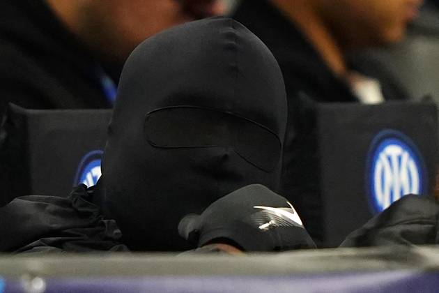 Bilder des Jahres 2024, Sport 02 Feburar Sport Themen der Woche KW08 Sport Bilder des Tages Foto Spada LaPresse 20 febbraio 2024 - Milano , Italia - calcio - Fc Inter Vs Atletico Madrid - Champions League 2023 2024 - Stadio San Siro Nella foto: Kanye West con il volto coperto February 20 , 2024 Milan , Italy - sport, calcio - Fc Inter Vs Atletico Madrid - Champions League 2023 2024 - San Siro Stadium . In the pic : Kanye West with covered face  Copyright: xSpada LaPressex
