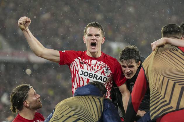 Bilder des Jahres 2024, Sport 02 Feburar Sport Themen der Woche KW08 Sport Bilder des Tages Torjubel SC Freiburg beim 2:2 durch Roland Sallai (SC Freiburg, 22) , Fussball, UEFA Europa League, Play-off 2. Spiel, 2023 2024, SC Freiburg vs. RC Lens, 22.02.2024, Europa-Park Stadion , Freiburg im Breisgau, Deutschland Freiburg im Breisgau Europa-Park Stadion Baden-Wuerttemberg Deutschland Copyright: xArnexAmbergx