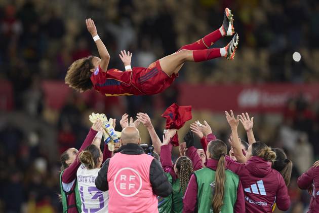 Bilder des Jahres 2024, Sport 02 Feburar Sport Themen der Woche KW08 Sport Bilder des Tages Vicky Lopez (Spain) is lifted off the air after its debut, UEFA Women s Nations League 2024 Semi-final, Spain vs Netherlands, La Cartuja Stadium, February 23, 2024, Seville, Spain.