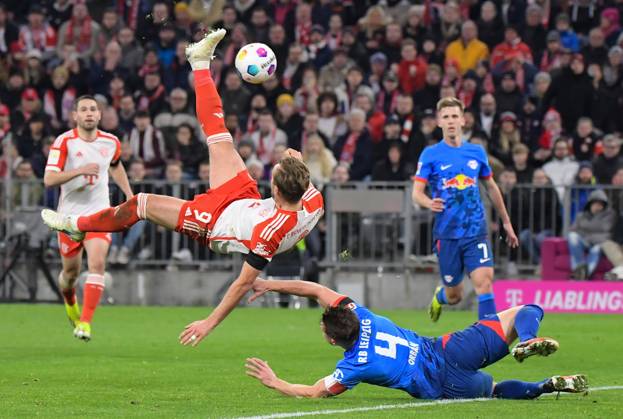 24.02.2024, xemx, Fussball 1.Bundesliga, FC Bayern Muenchen - RB Leipzig emspor, v.l. Harry Kane (FC Bayern Muenchen) mit Fallrueckzieher Willi Orban (RB Leipzig) (DFL DFB REGULATIONS PROHIBIT ANY USE OF PHOTOGRAPHS as IMAGE SEQUENCES and or QUASI-VIDEO) Muenchen