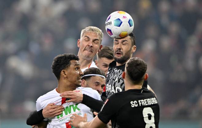Bilder des Jahres 2024, Sport 02 Februar Sport Themen der Woche KW08 Sport Bilder des Tages Strafraumszene, Torraumszene Kopfballduell Zweikampf Aktion Lukas Kuebler SC Freiburg SCF (17) Maximilian Eggestein SC Freiburg SCF (08) Lucas Hoeler SC Freiburg SCF (09) Iago FC Augsburg FCA (22) Niklas Dorsch FC Augsburg FCA (30) FC Augsburg FCA vs SC Freiburg SCF 25.02.2024 DFL REGULATIONS PROHIBIT ANY USE OF PHOTOGRAPHS AS IMAGE SEQUENCES AND OR QUASI-VIDEO FC Augsburg FCA vs SC Freiburg SCF