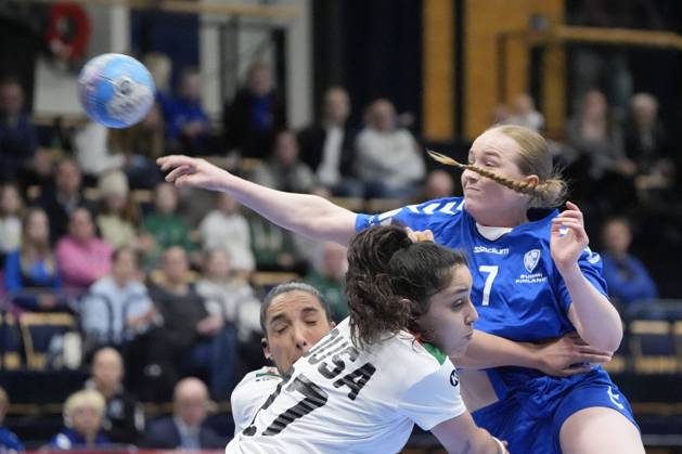 Bilder des Jahres 2024, Sport 02 Februar Sport Themen der Woche KW09 Sport Bilder des Tages Malena Heikkinen of Finland and Beatriz Fabiana Sousa of Portugal during the Women’s EHF Euro 2024 qualifiers Group 3 match between Finland and Portugal at the Vantaa Arena on 29. February 2024.(Kalle Parkkinen Newspix24)  Copyright: xKallexParkkinenx np24kp2918212549