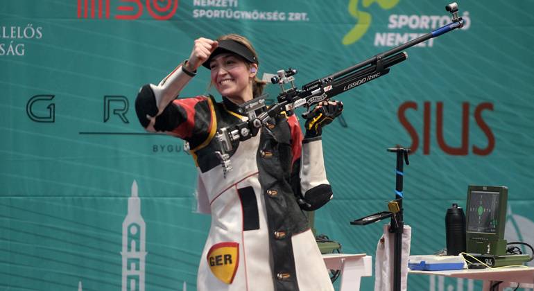 Bilder des Jahres 2024, Sport 03 März Sport Themen der Woche KW09 Sport Bilder des Tages 01.03.2024 Gyor(Hungary) European Shooting championships 10M Rifle Pistol 10M Air Rifle women final Anna Janssen Germany celebrate victory and first place :