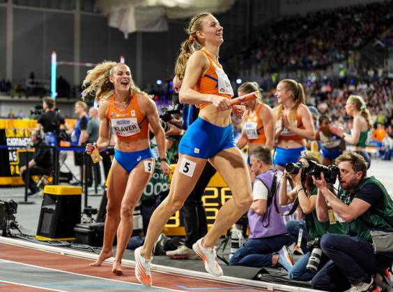 Bilder des Jahres 2024, Sport 03 März Sport Themen der Woche KW09 Sport Bilder des Tages Femke Bol of the Netherlands crosses the line ahead of Alexis Holmes of USA in the anchor leg of the 4x 400 Metres Relay Women Final race as the Netherlands win gold. 2024 World Athletics Indoor Championships, Day Three, Athletics, Commonwealth Arena, Glasgow, UK - 03 Mar 2024  Copyright: xStuartxWallace Shutterstockx 14370447bf