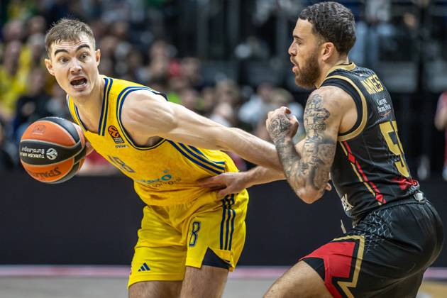 Bilder des Jahres 2024, Sport 03 März Sport Themen der Woche KW11 Sport Bilder des Tages Berlin, 14.03.2024 Basketball: EuroLeague, Hauptrunde, 29. Spieltag, ALBA Berlin - AS Monaco, Mercedes-Benz Arena. ALBAs Ziga Samar (l) kaempft gegen James Mike von AS Monaco um den Ball. ALBA BERLIN - AS Monaco