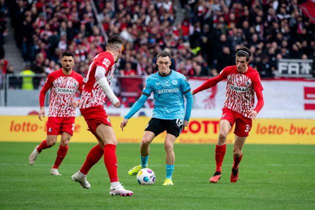 Bilder des Jahres 2024, Sport 03 März Sport Themen der Woche KW11 Sport Bilder des Tages Florian Wirtz (Bayer 04 Leverkusen, 10) im Zweikampf mit Christian Guenter (SC Freiburg, 30), Merlin Roehl (SC Freiburg, 34), GER, SC Freiburg (SCF) vs Bayer 04 Leverkusen (B04), Fussball Bundesliga, 26. Spieltag, Saison 2023 2024, 17.03.2024 DFB DFL regulations prohibit any use of photographs as image sequences and or quasi-video GER, SC Freiburg (SCF) vs Bayer 04 Leverkusen (B04), Fussball Bundesliga, 26. Spieltag, Saison 2023 2024, 17.03.2024 Freiburg Copyright: xEibner-Pressefoto Memmlerx EP_MMR