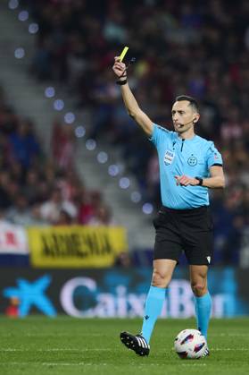 LaLiga EA Sports, Atletico de Madrid v FC Barcelona, Barca MADRID, SPAIN - MARCH 17: The referee Sanchez Martinez looks on during the LaLiga EA Sports match between Club Atletico de Madrid and FC Barcelona at Civitas Metropolitano Stadium on March 17, 2024 in Madrid, Spain. (Photo By Francisco Macia Photo Players Images) Madrid Civitas Metropolitano Stadium Madrid Spain Copyright: xFranciscoxMacia PhotoxPlayersxImagesx
