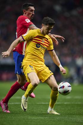 LaLiga EA Sports, Atletico de Madrid v FC Barcelona, Barca MADRID, SPAIN - MARCH 17: Robert Lewandowski Centre-Forward of FC Barcelona competes for the ball with Stefan Savic Centre-Back of Atletico de Madrid during the LaLiga EA Sports match between Club Atletico de Madrid and FC Barcelona at Civitas Metropolitano Stadium on March 17, 2024 in Madrid, Spain. (Photo By Francisco Macia Photo Players Images) Madrid Civitas Metropolitano Stadium Madrid Spain Copyright: xFranciscoxMacia PhotoxPlayersxImagesx
