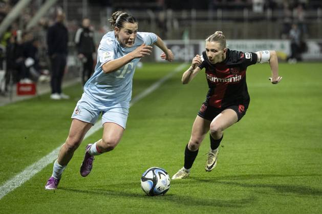 Sport Themen der Woche KW12 Sport Bilder des Tages GOOGLE PIXEL Frauen Bundesliga: Bayer 04 Leverkusen - 1. FC Köln; 18.03.2024 Carlotta Wamser (1. FC Köln, 30) im Zweikampf mit Elisa Senss (Bayer 04 Leverkusen,6); Leverkusen, 18.03.2024: 16. Spieltag der GOOGLE PIXEL Frauen Bundesliga: Bayer 04 Leverkusen - 1. FC Köln, Ulrich-Haberland-Stadion, Leverkusen. Die DFL-Bestimmungen verbieten die Verwendung von Fotografien als Bildsequenzen und oder Quasi-Videos. Copyright: xBEAUTIFULxSPORTS AxelxKohringx