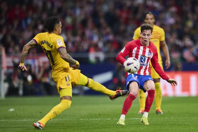 LaLiga EA Sports, Atletico de Madrid v FC Barcelona, Barca MADRID, SPAIN - MARCH 17: Raphael Dias Raphinha Right Winger of FC Barcelona competes for the ball with Rodrigo Riquelme Left Winger of Atletico de Madrid during the LaLiga EA Sports match between Club Atletico de Madrid and FC Barcelona at Civitas Metropolitano Stadium on March 17, 2024 in Madrid, Spain. (Photo By Francisco Macia Photo Players Images) Madrid Civitas Metropolitano Stadium Madrid Spain Copyright: xFranciscoxMacia PhotoxPlayersxImagesx