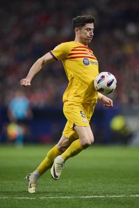 LaLiga EA Sports, Atletico de Madrid v FC Barcelona, Barca MADRID, SPAIN - MARCH 17: Robert Lewandowski Centre-Forward of FC Barcelona controls the ball during the LaLiga EA Sports match between Club Atletico de Madrid and FC Barcelona at Civitas Metropolitano Stadium on March 17, 2024 in Madrid, Spain. (Photo By Francisco Macia Photo Players Images) Madrid Civitas Metropolitano Stadium Madrid Spain Copyright: xFranciscoxMacia PhotoxPlayersxImagesx