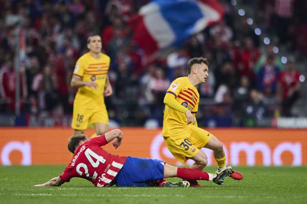 LaLiga EA Sports, Atletico de Madrid v FC Barcelona, Barca MADRID, SPAIN - MARCH 17: Marc Casado Defensive Midfield of FC Barcelona competes for the ball with Pablo Barrios Central Midfield of Atletico de Madrid during the LaLiga EA Sports match between Club Atletico de Madrid and FC Barcelona at Civitas Metropolitano Stadium on March 17, 2024 in Madrid, Spain. (Photo By Francisco Macia Photo Players Images) Madrid Civitas Metropolitano Stadium Madrid Spain Copyright: xFranciscoxMacia PhotoxPlayersxImagesx
