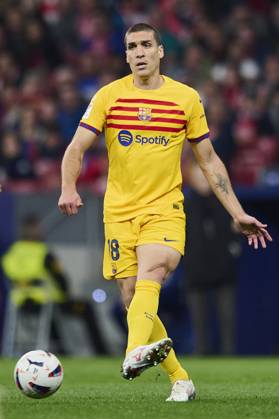 LaLiga EA Sports, Atletico de Madrid v FC Barcelona, Barca MADRID, SPAIN - MARCH 17: Oriol Romeu Defensive Midfield of FC Barcelona passes the ball during the LaLiga EA Sports match between Club Atletico de Madrid and FC Barcelona at Civitas Metropolitano Stadium on March 17, 2024 in Madrid, Spain. (Photo By Francisco Macia Photo Players Images) Madrid Civitas Metropolitano Stadium Madrid Spain Copyright: xFranciscoxMacia PhotoxPlayersxImagesx