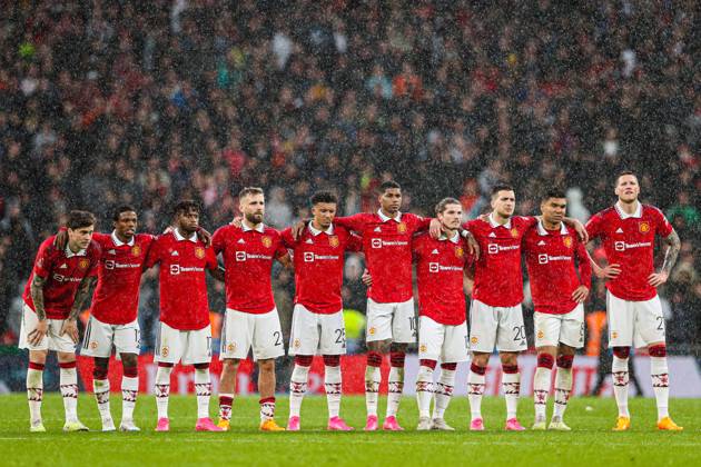 Brighton and Hove Albion v Manchester United, ManU - The FA Cup - Semi-Final - Wembley Stadium April 23, 2023, London: London, England, 23rd April 2023. The Manchester United players stand on the halfway line during the penalty shootout during the The FA Cup match at Wembley Stadium, London. London EDITORIAL USE ONLY Copyright: xx ZUMA-20230423_zaf_si1_089.jpg KieranxCleevesx csmphotothree088533