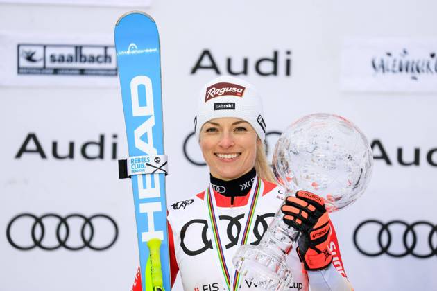 Bilder des Jahres 2024, Sport 03 März Sport Themen der Woche KW12 Sport Bilder des Tages ALPINE SKIING - FIS WC Final Saalbach SAALBACH,AUSTRIA,23.MAR.24 - ALPINE SKIING - FIS World Cup Final, award ceremony for the Overall Cup Ladies. Image shows Lara Gut-Behrami (SUI). Keywords: crystal globe.  GEPAxpictures xMarioxBuehner-Wei